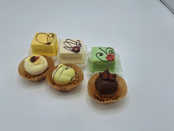 Petit fours